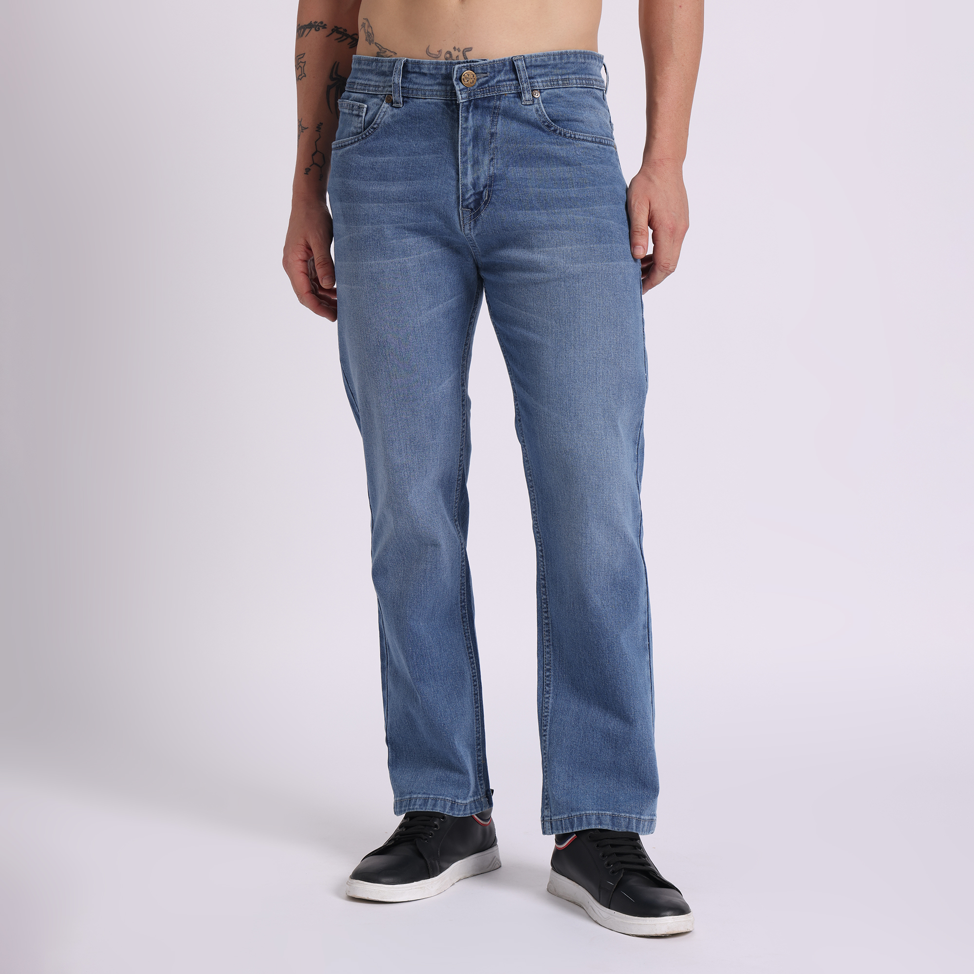 Men’s light blue denim jeans in regular fit with five-pocket styling