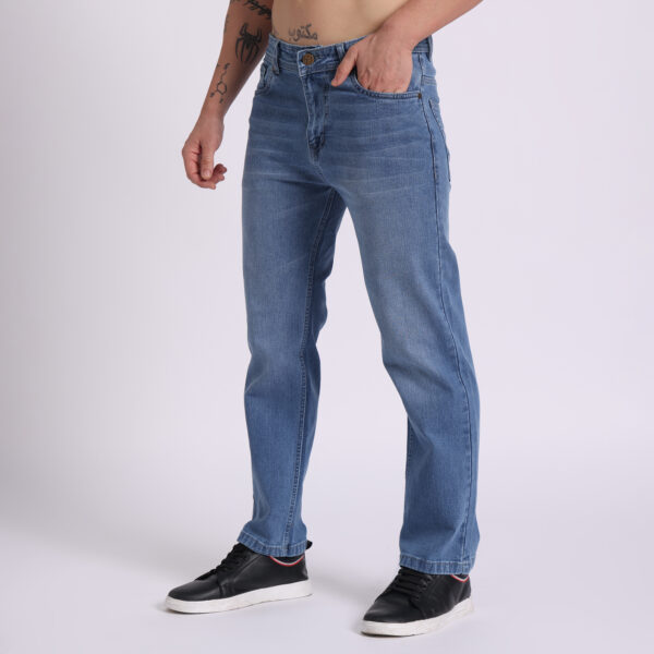 Men’s light blue denim jeans in regular fit with five-pocket styling